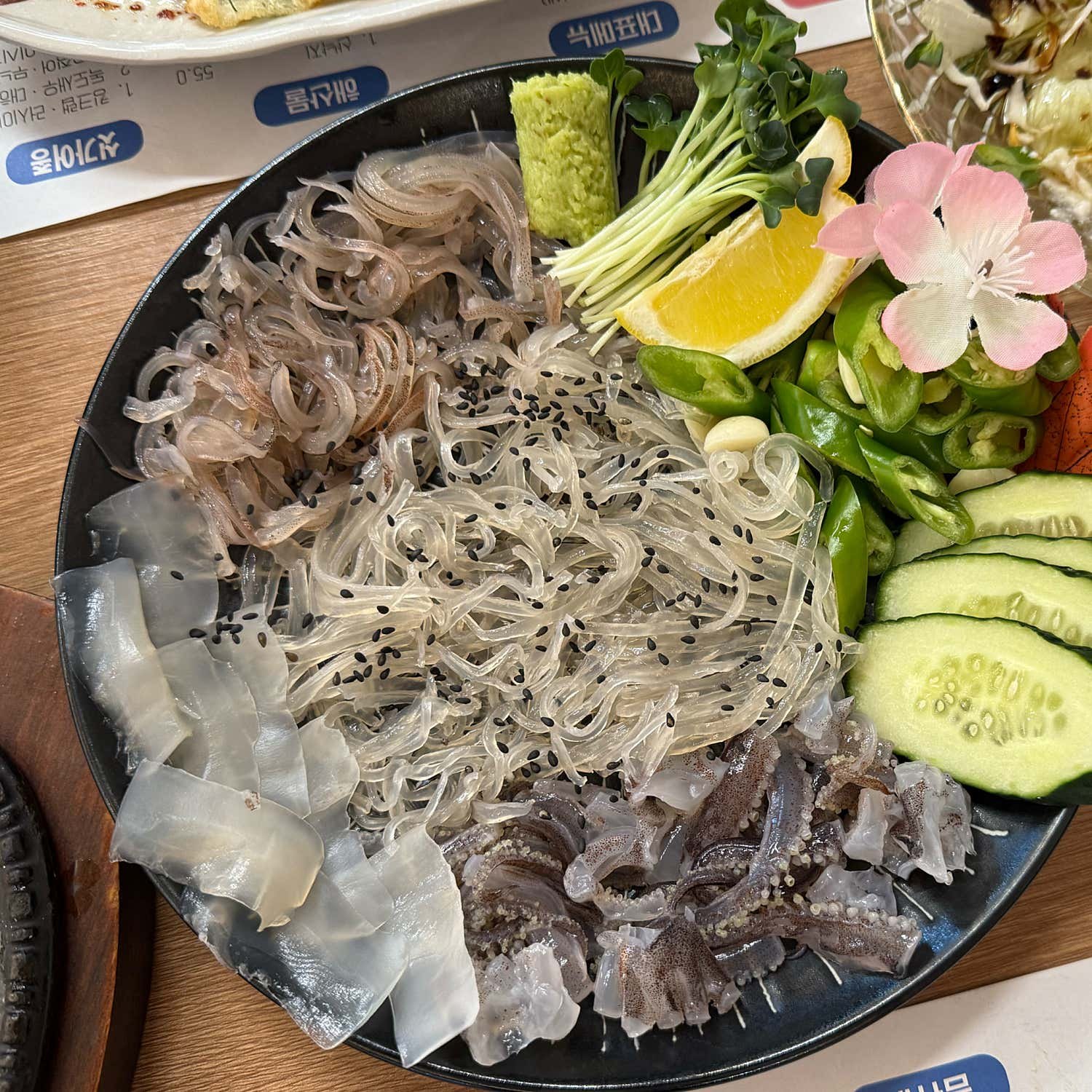 잘떳다 산오징어 대표 상차림