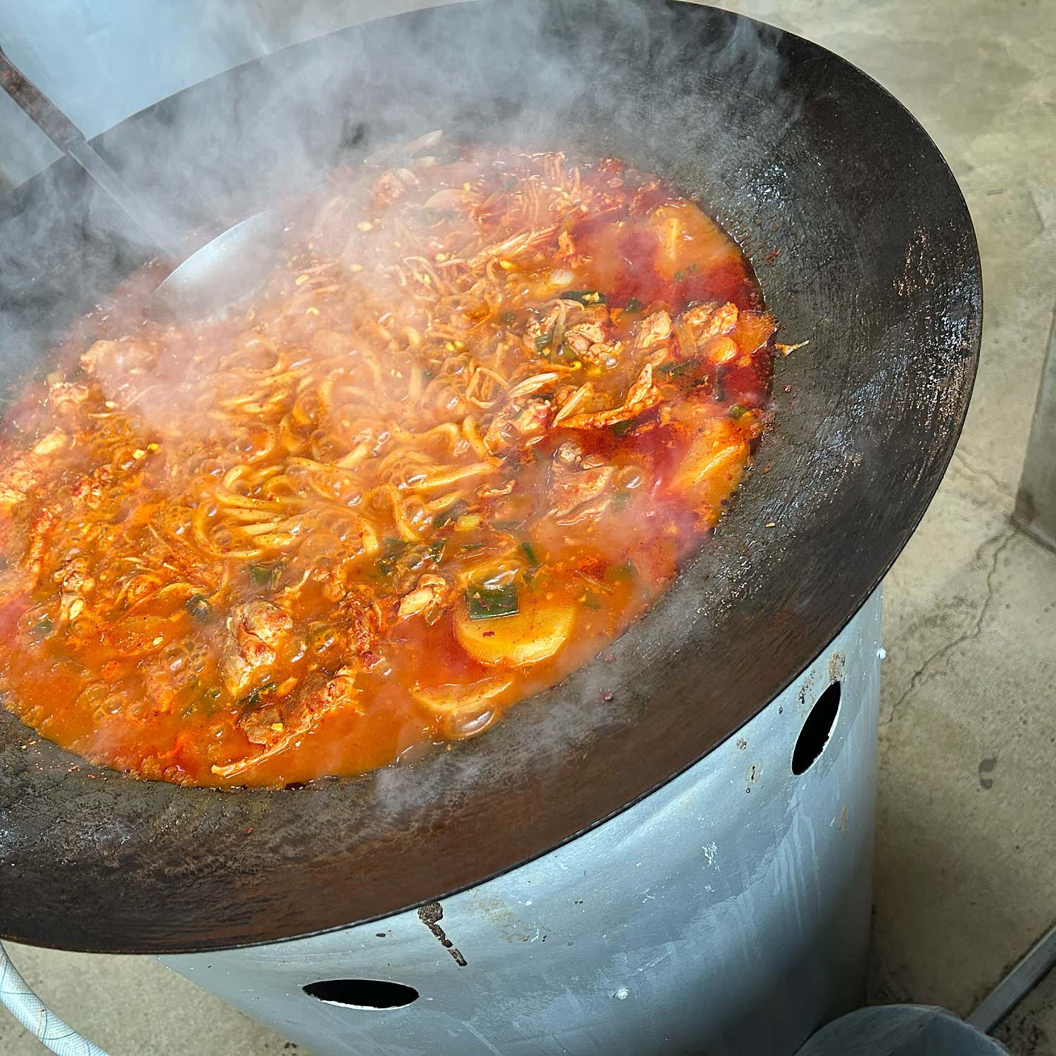 가평 솥뚜껑만난닭 본점 솥뚜껑 닭볶음탕