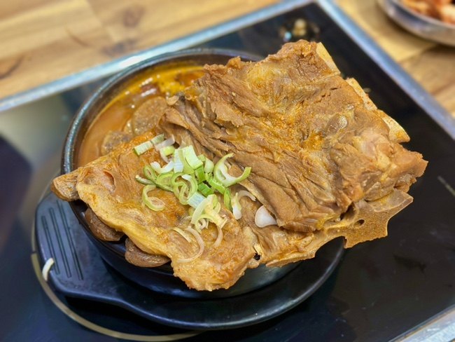 뼈대있는집 감자탕 충장점 대표 상차림