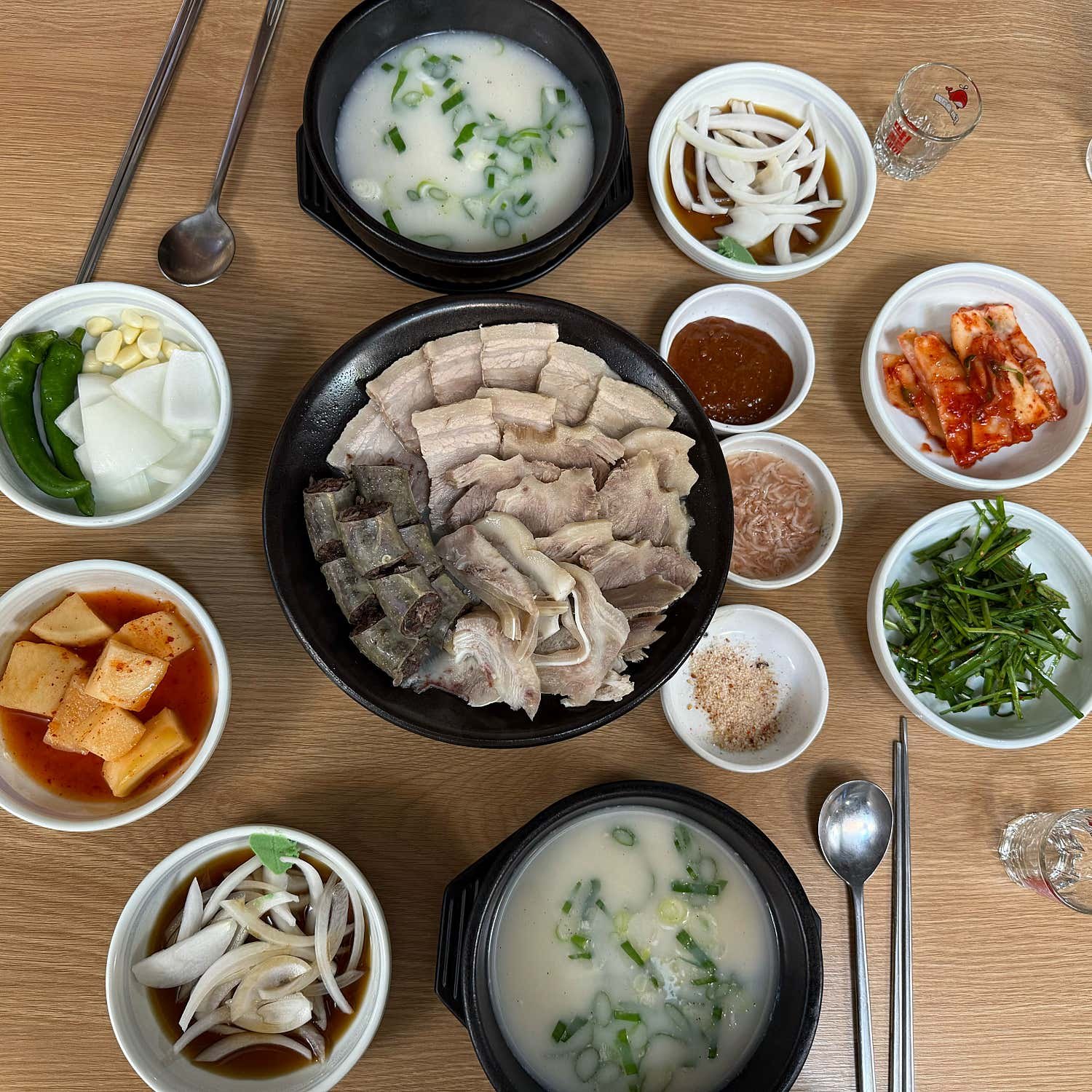 서가돼지국밥 공간